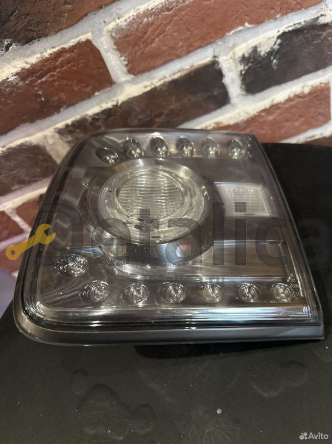 Фонарь внутренний правый Nissan Patrol Y62 